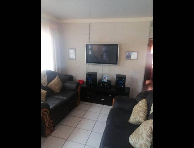 2 BEDROOM HOUSE FOR SALE IN ESSELEN PARK